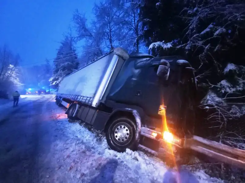 Powrót zimy na Sądecczyźnie. Interweniowali strażacy