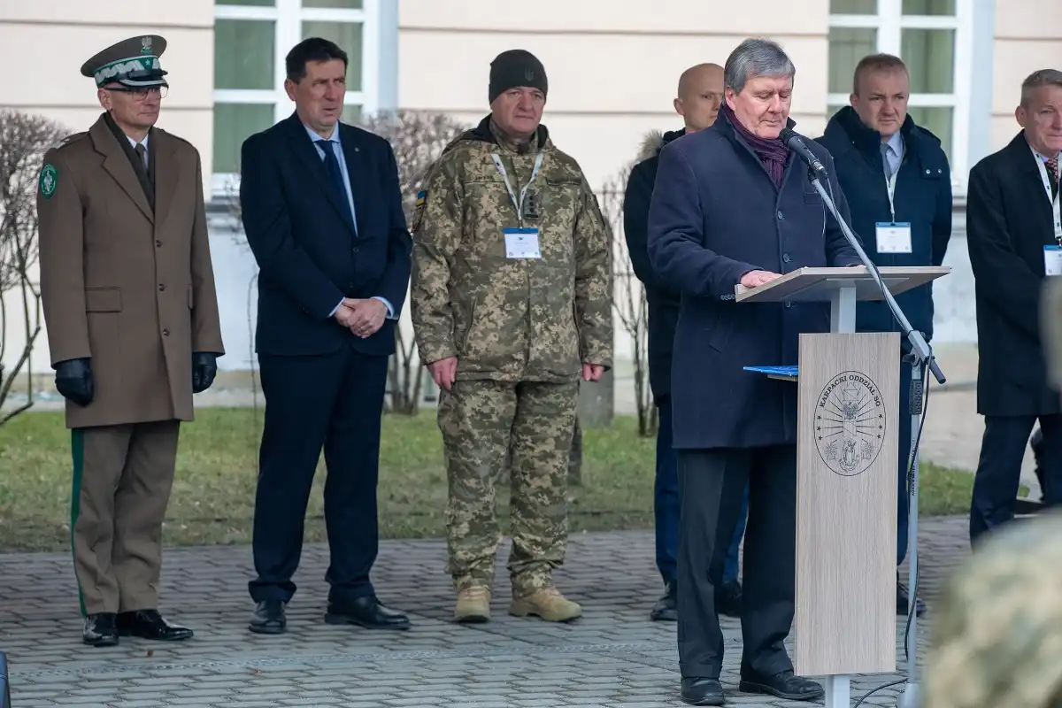 W Komendzie KaOSG przekazano ukraińskim żołnierzom psy saperskie
