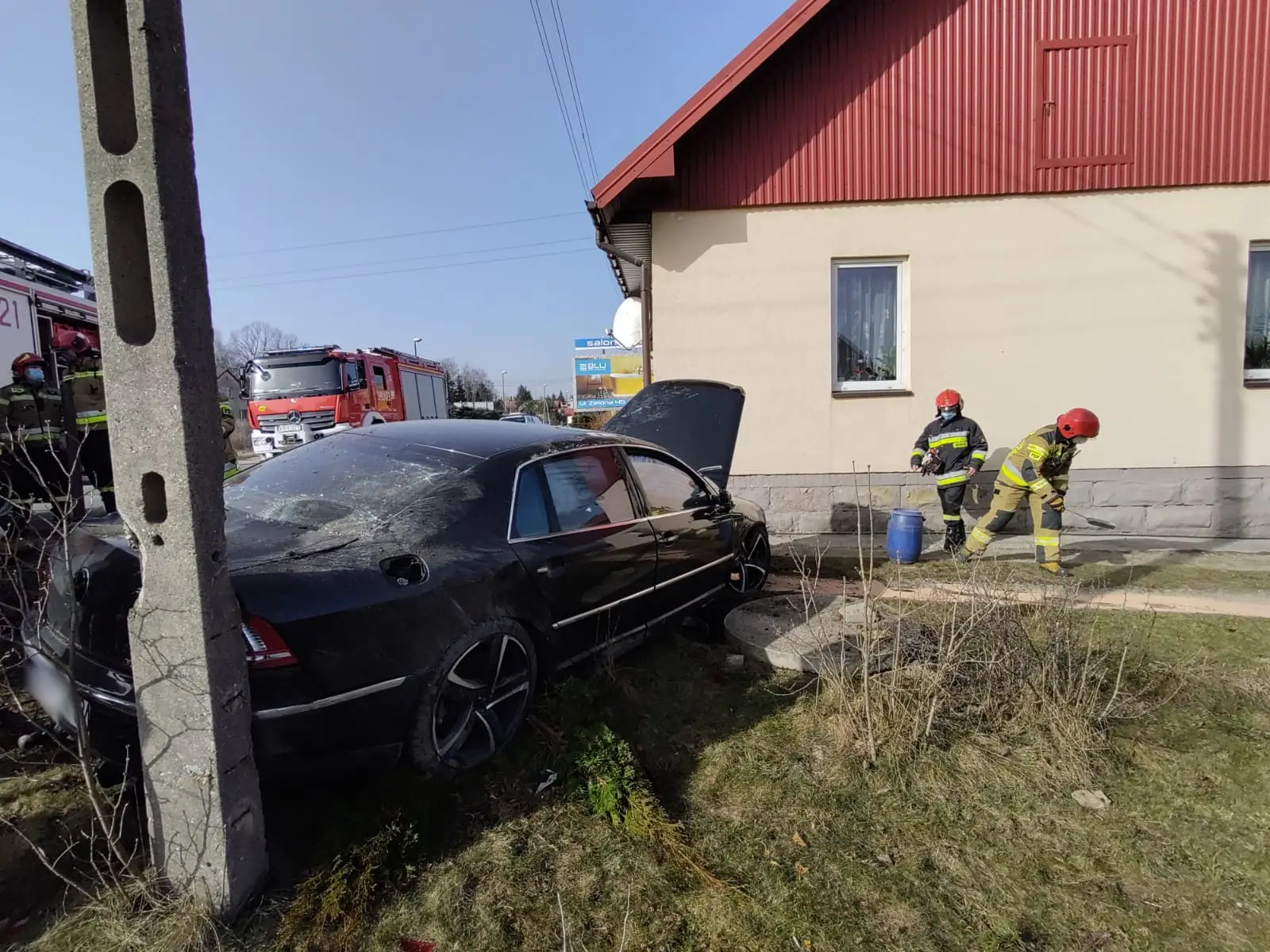 Kolizja dwóch aut na ul. Nawojowskiej w Nowym Sączu. Oba pojazdy wypadły z drogi