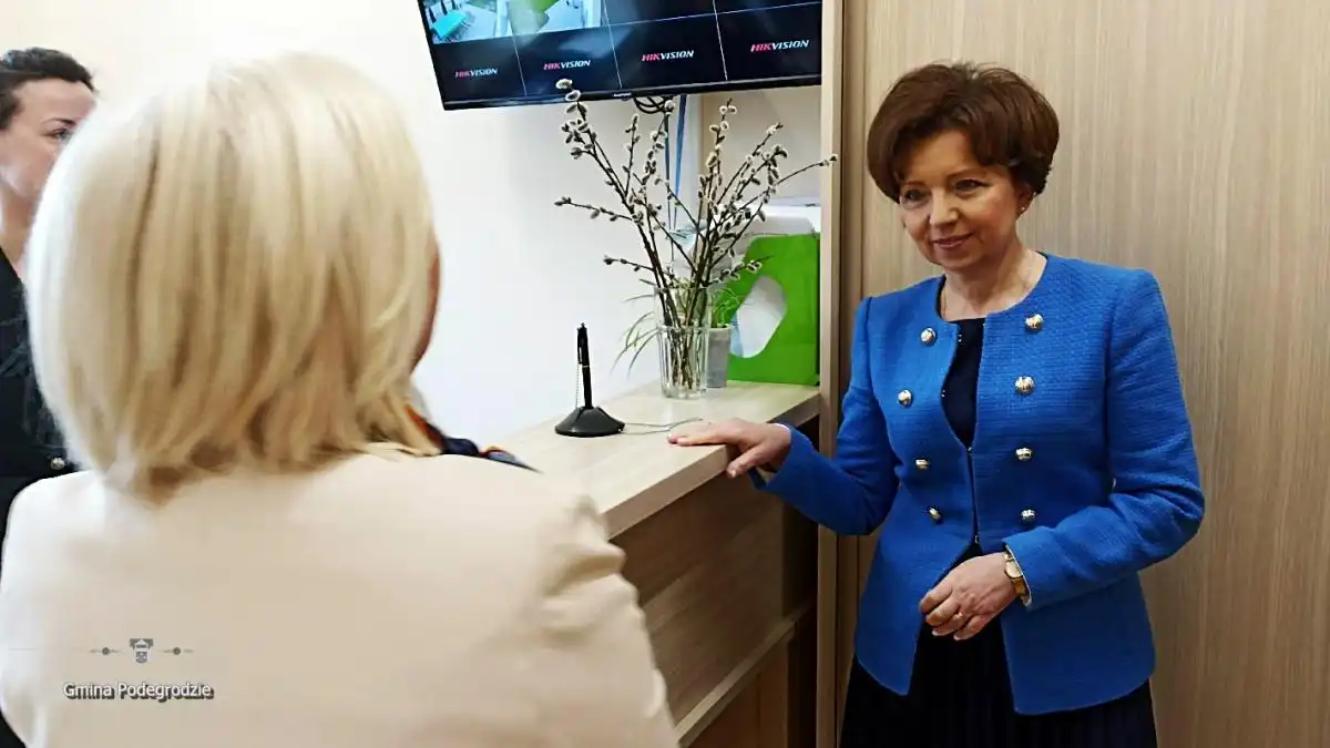 Minister Rodziny i Polityki Społecznej Marlena Maląg odwiedziła seniorów Gminy Podegrodzie