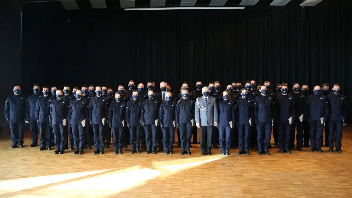 Szeregi małopolskiej Policji zasiliło 49 nowych funkcjonariuszy. Jeden z nich będzie pełnił służbę w Nowym Sączu