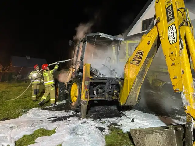 Strażacy gasili pożar maszyny drogowej w Piorunce