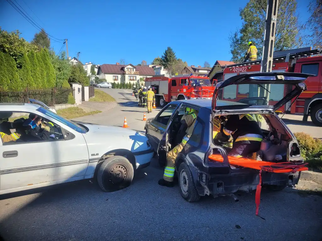 Strażacy z Gminy Gorlice w akcji. Manewry z symulacją pożaru i wypadku drogowego