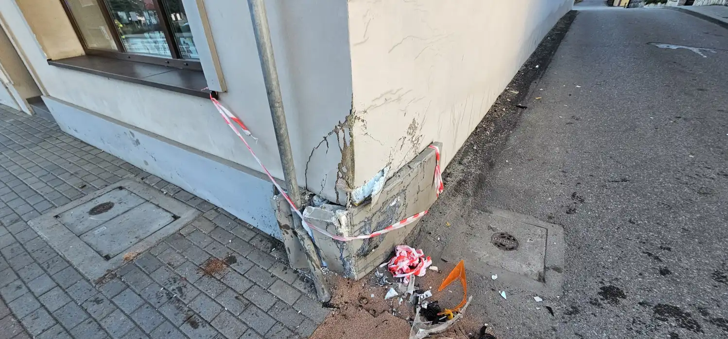 Wypadek na ul. Węgierskiej w Bobowej. Samochód uderzył w budynek
