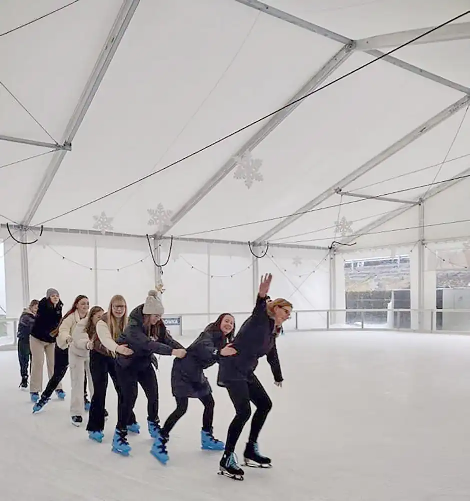Młodzież z ZS w Łącku uczestniczyła w lekcjach wf na lodowisku i stoku narciarskim