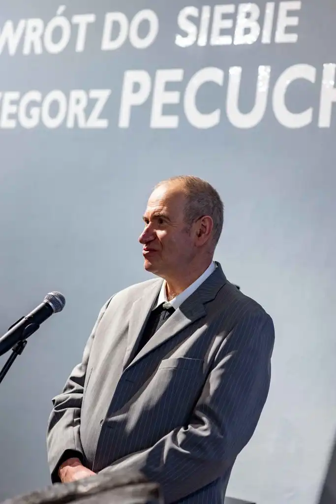 „Powrót do siebie”. Rzeźby Grzegorza Pecucha w Domu Gotyckim