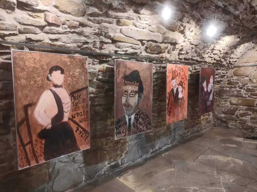 „Obowiązek pamięci” – wystawa prac Sary Melzer w Sądeckiej Bibliotece Publicznej