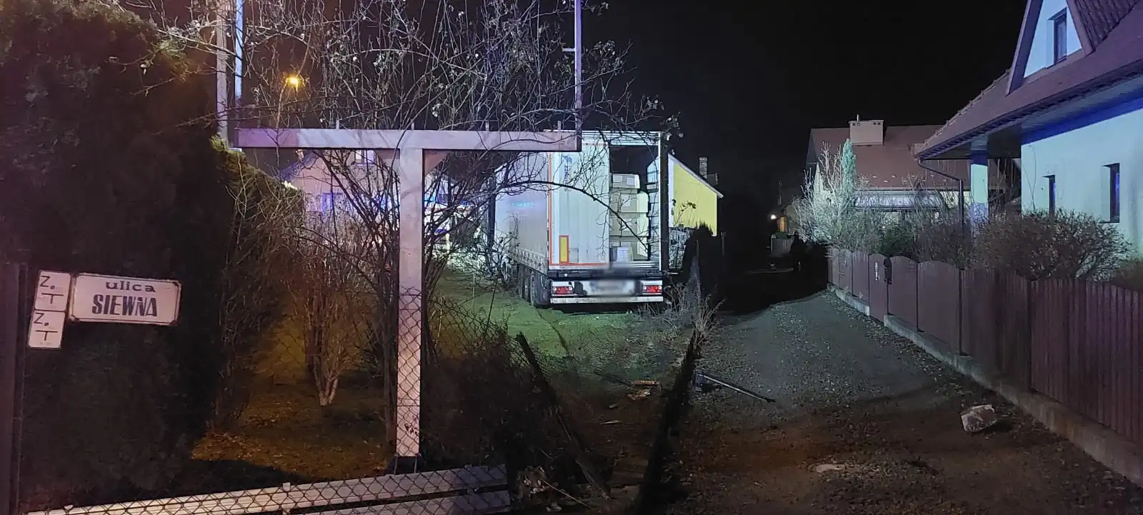 Wypadek w Nowym Sączu: ciężarówka staranowała płot i wjechała do ogródka