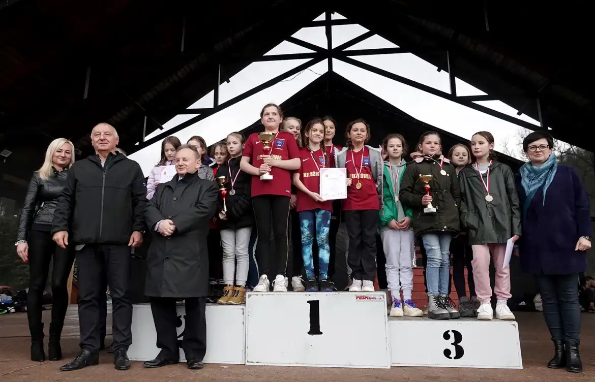 Mistrzostwa Powiatu w biegach przełajowych. W zawodach uczestniczyło blisko 800 dzieci ze szkół podstawowych i średnich z Sądecczyzny