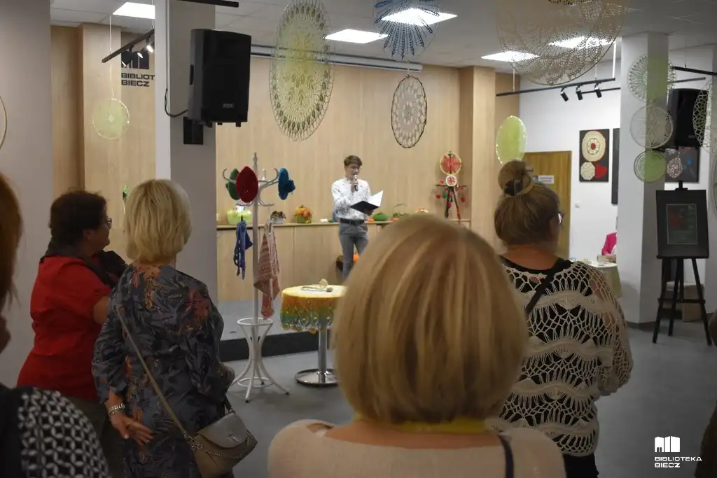 Wernisaż rękodzieła Krystyny Ołpińskiej. Sztuka koronki w Bibliotece Biecz