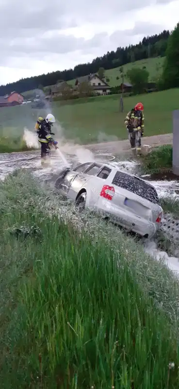 Wypadek w Nowej Wsi. Osobówka wypadła z drogi, uderzyła w przepust i się zapaliła