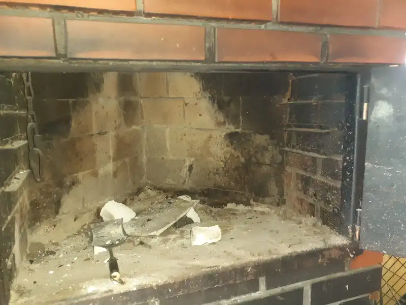 Pożar drewnianego domku letniskowego w Krużlowej Wyżnej. Z ogniem walczyło kilka zastępów straży pożarnej