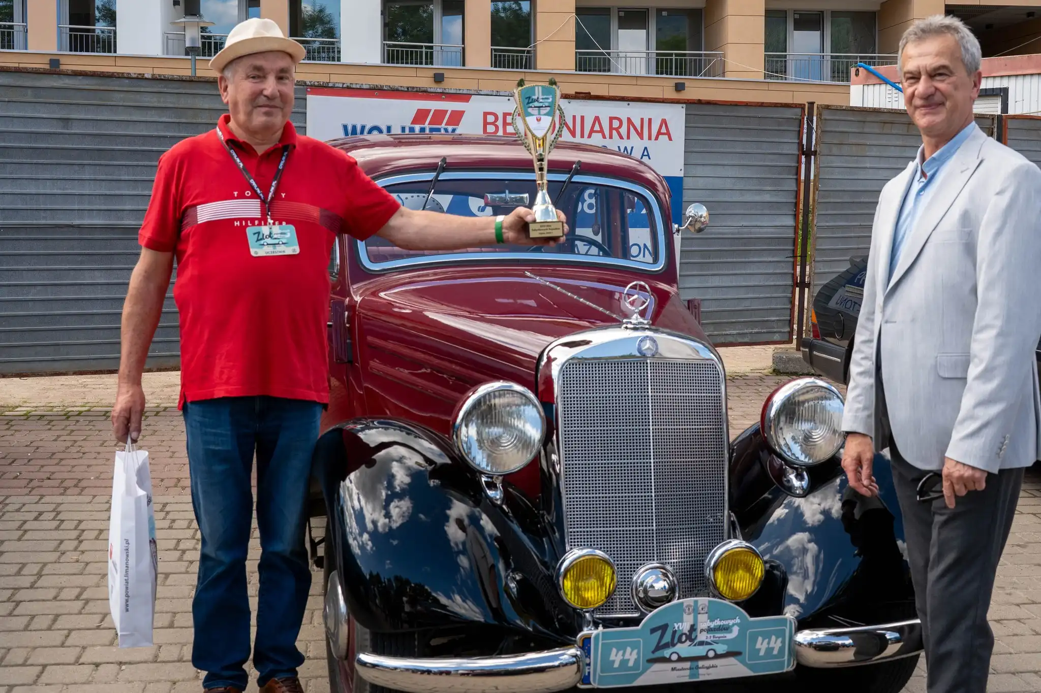 Motoryzacyjna podróż w czasie. XVII Zlot Zabytkowych Pojazdów zawitał do powiatu limanowskiego