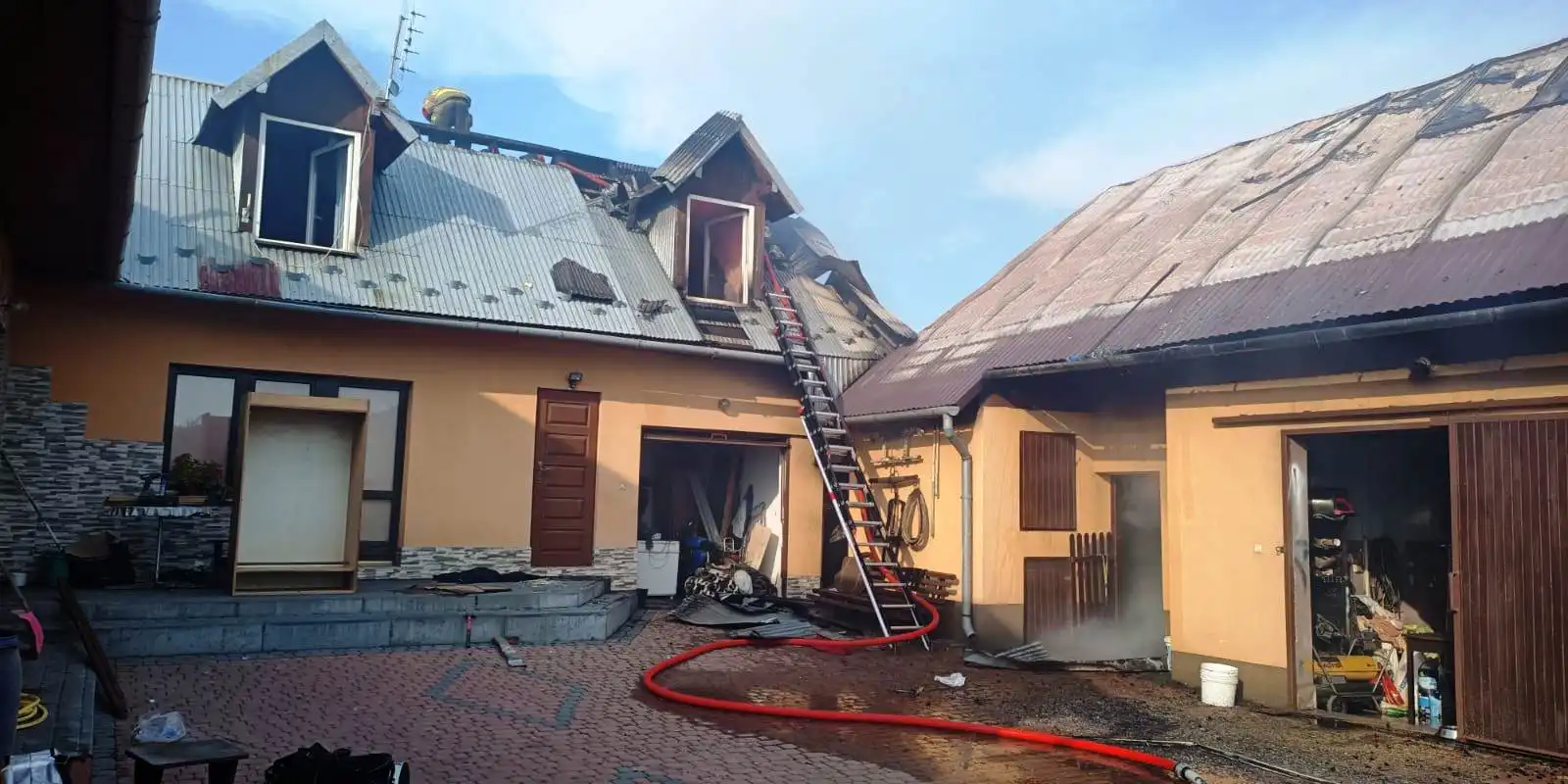 Łącko: pożar budynku gospodarczego i mieszkalnego. Z ogniem walczyło 8 zastępów straży