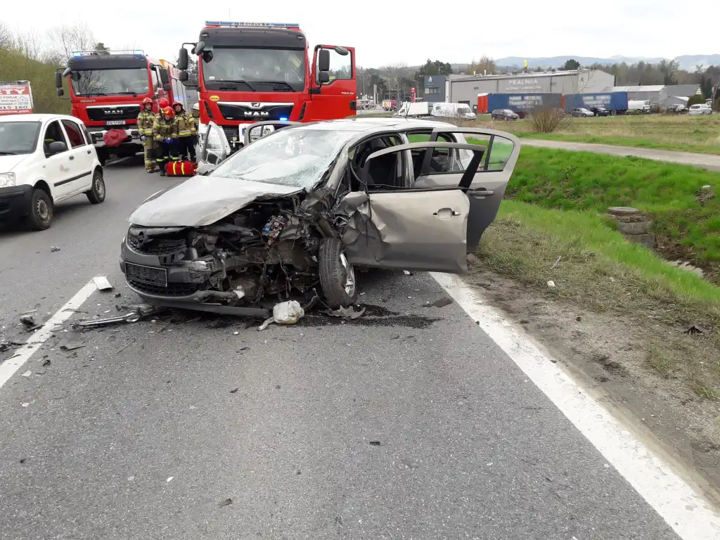 Wypadek na ul. Jana Pawła II w Starym Sączu. Trzy osoby trafiły do szpitala