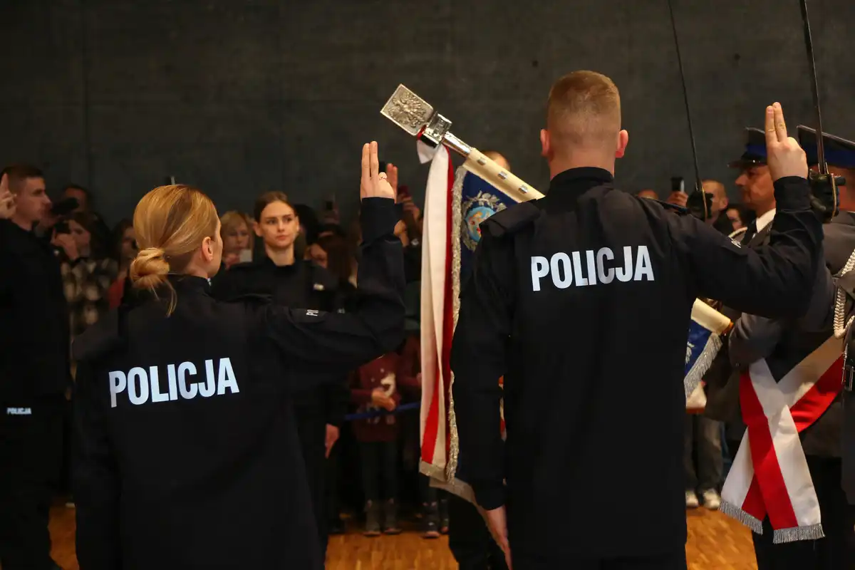 53 nowo przyjętych policjantów złożyło ślubowanie. Czwórka z nich będzie pełniła służbę w Nowym Sączu