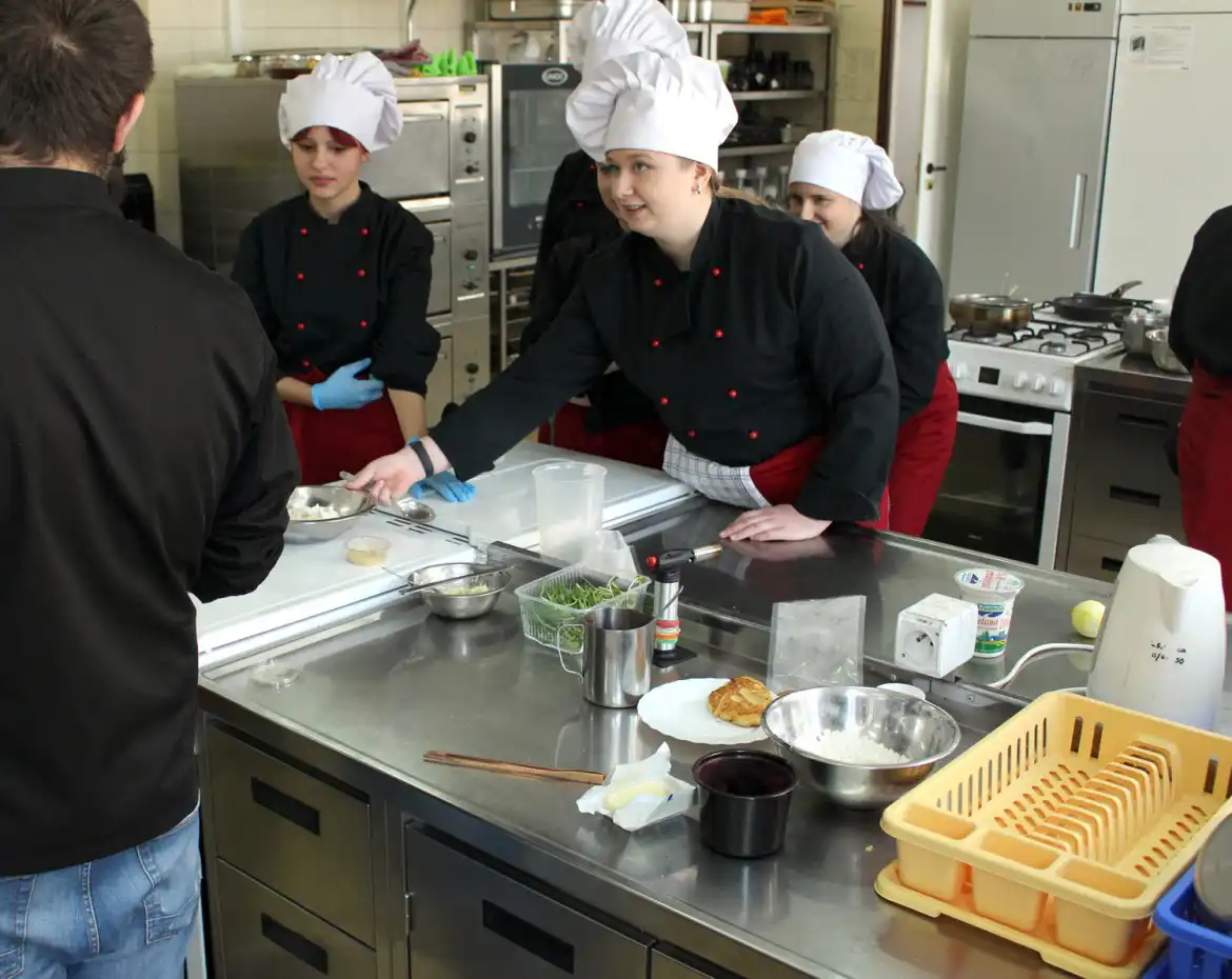 ZSP w Krynicy-Zdroju: Młodzi adepci gastronomii uczestniczyli w kulinarnym pokazie