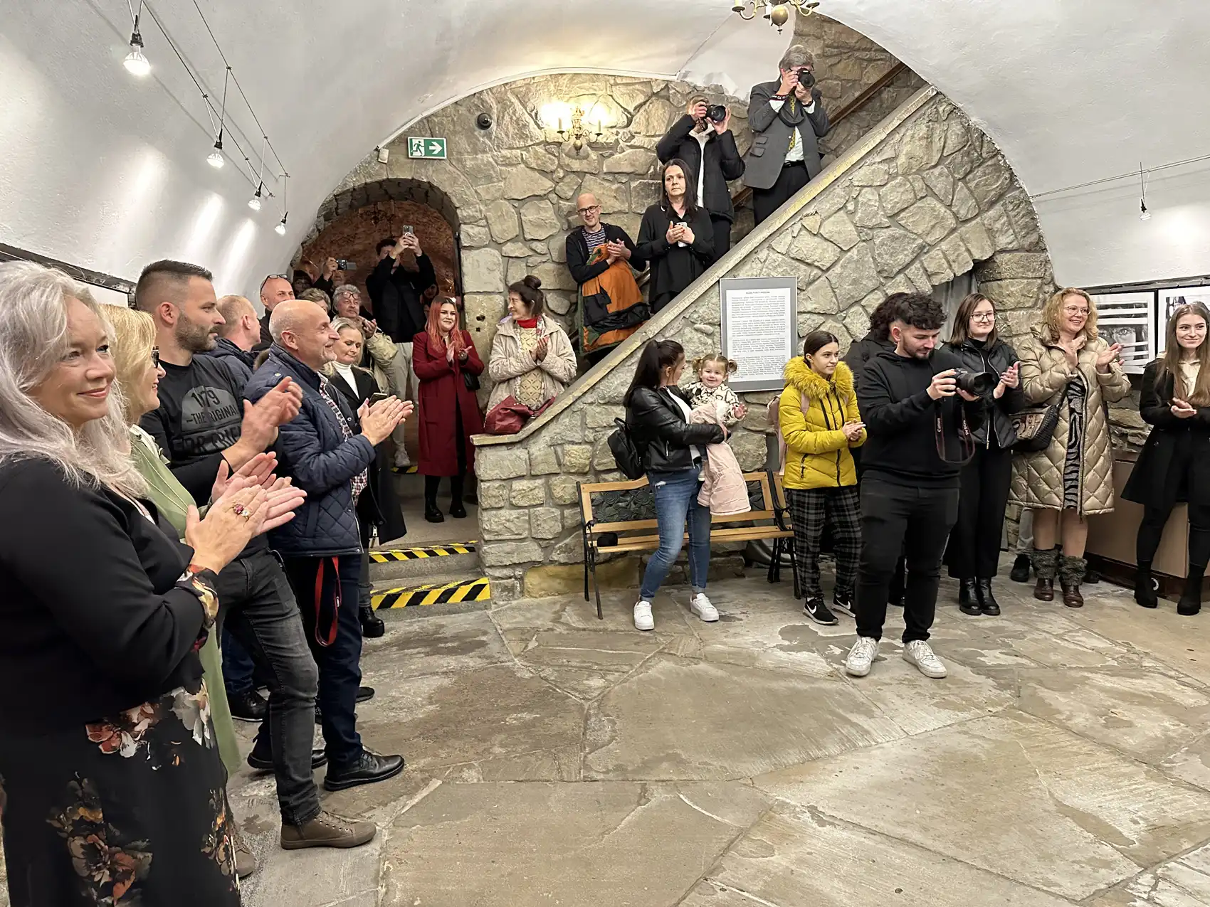 „Różne punkty widzenia”. Fotograficzna podróż przez wyjątkową wystawę w Sądeckiej Bibliotece Publicznej