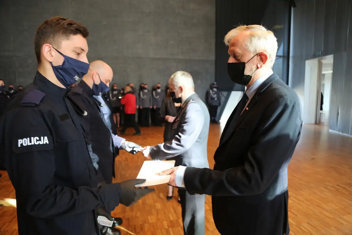 Szeregi małopolskiej Policji zasiliło 49 nowych funkcjonariuszy. Jeden z nich będzie pełnił służbę w Nowym Sączu
