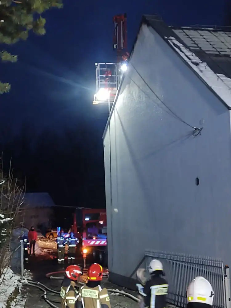 Pożar budynku w Cieniawie. Na parterze znajdował się warsztat samochodowy