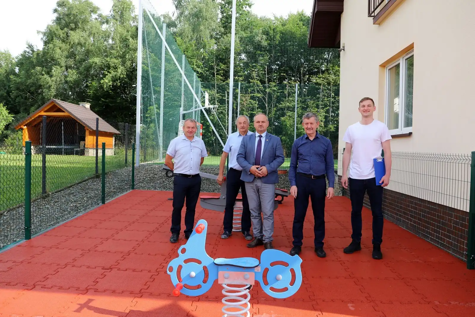 W Bałażówce zmodernizowano boisko. Powstał też nowy plac zabaw