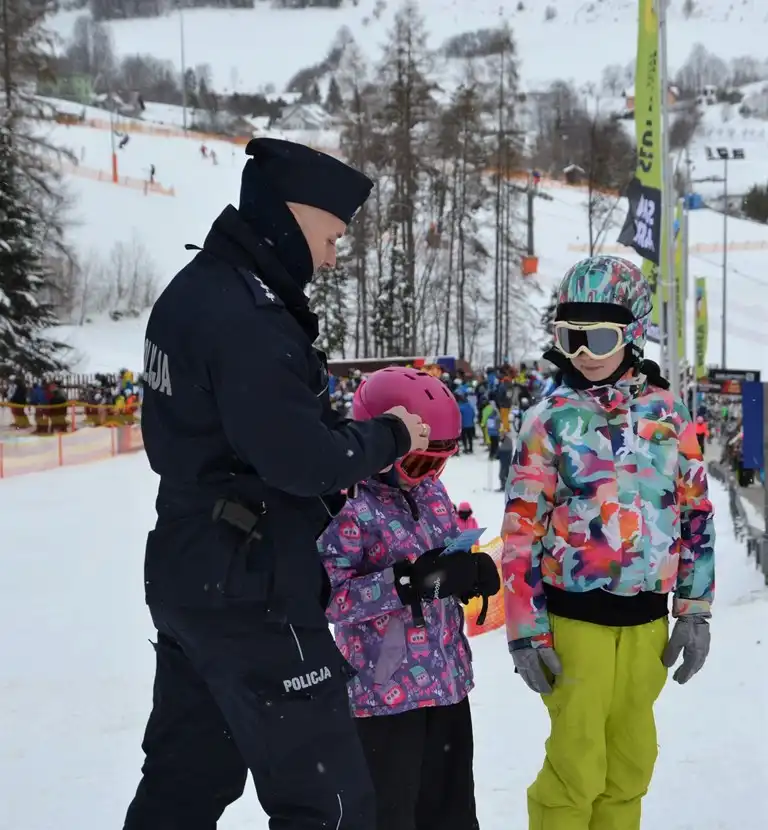 Krynica-Zdrój: Policjanci przypominali miłośnikom szusowania podstawowe zasady bezpieczeństwa na stokach narciarskich