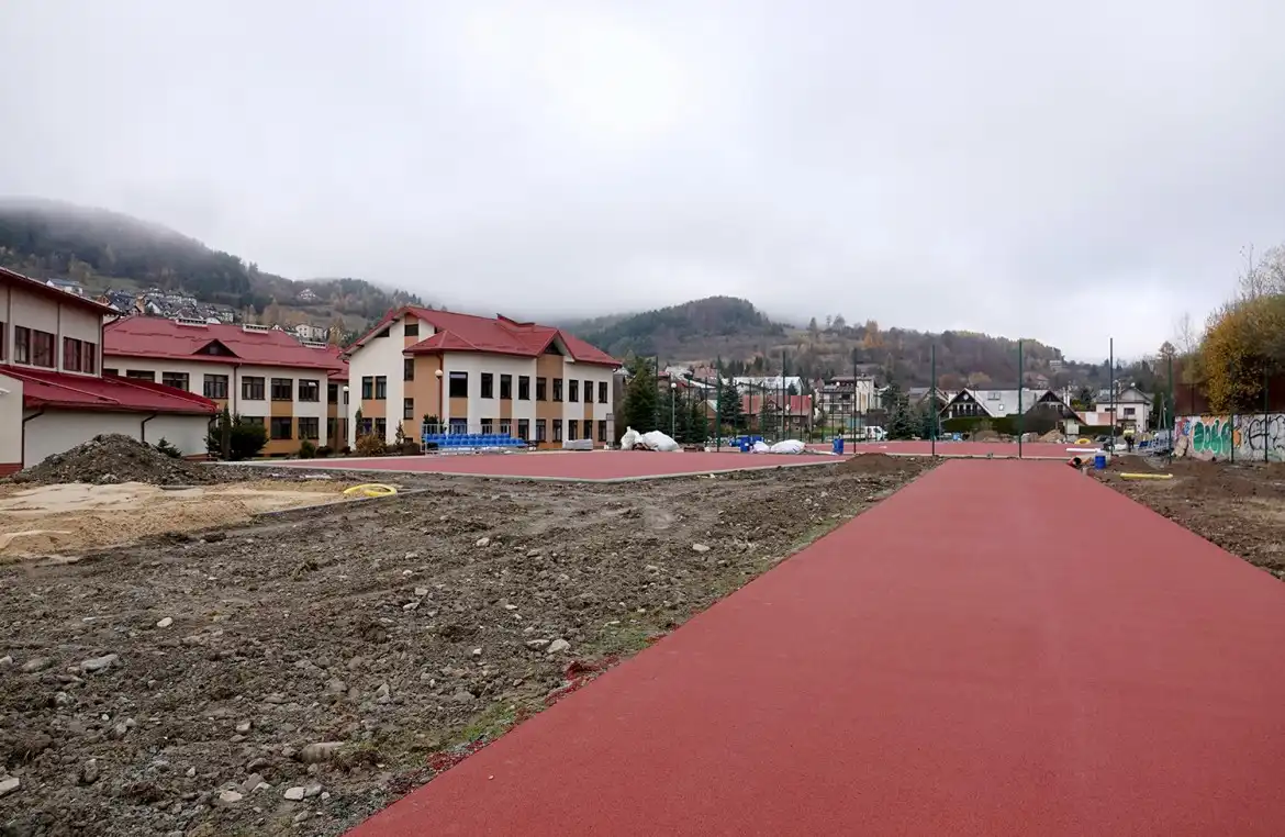 Przy ZSP w Krynicy-Zdroju powstaje nowoczesny kompleks boisk i bieżni