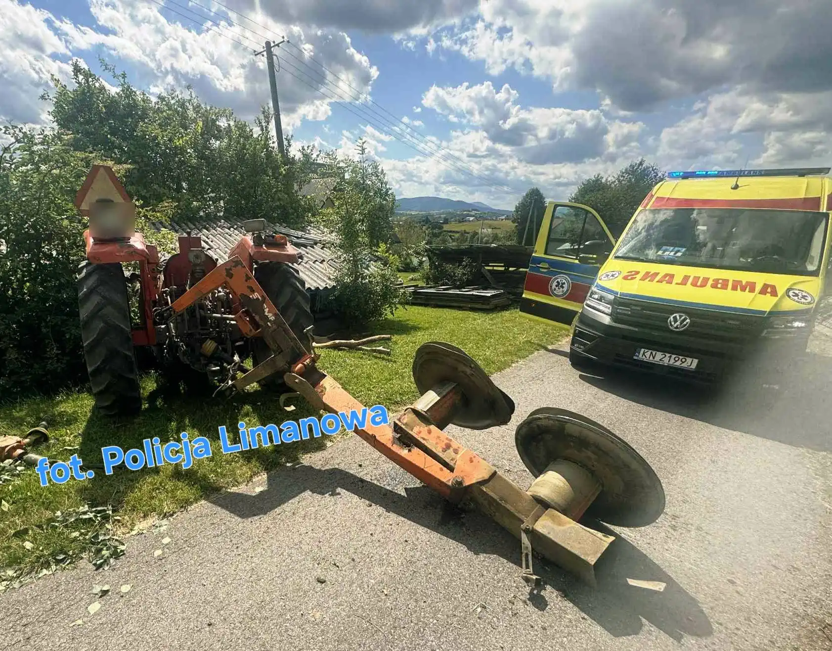 8 promili za kierownicą Ursusa! Traktor wjechał w drzewo, drogę i… szopę!