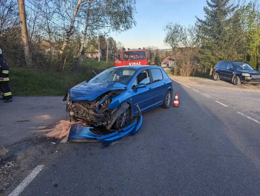 Wypadek w Binczarowej. Zderzyły się dwa auta osobowe