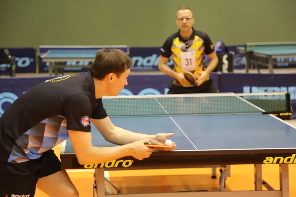 Sądecki policjant z drugim miejscem w Turnieju Tenisa Stołowego