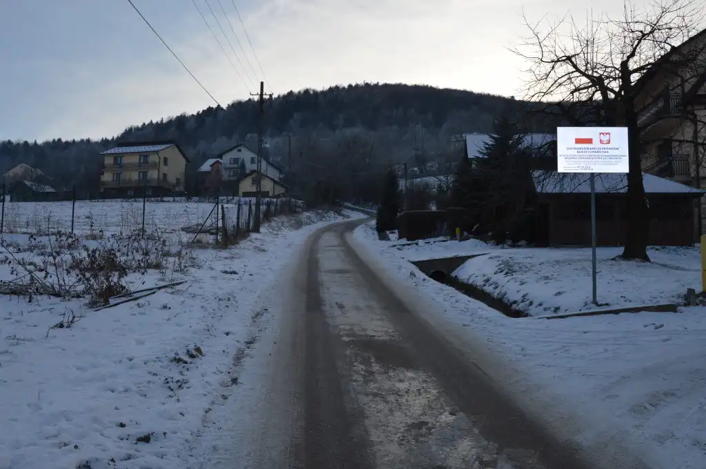 Gmina Łososina Dolna odbudowuje drogi zniszczone wskutek zeszłorocznej powodzi