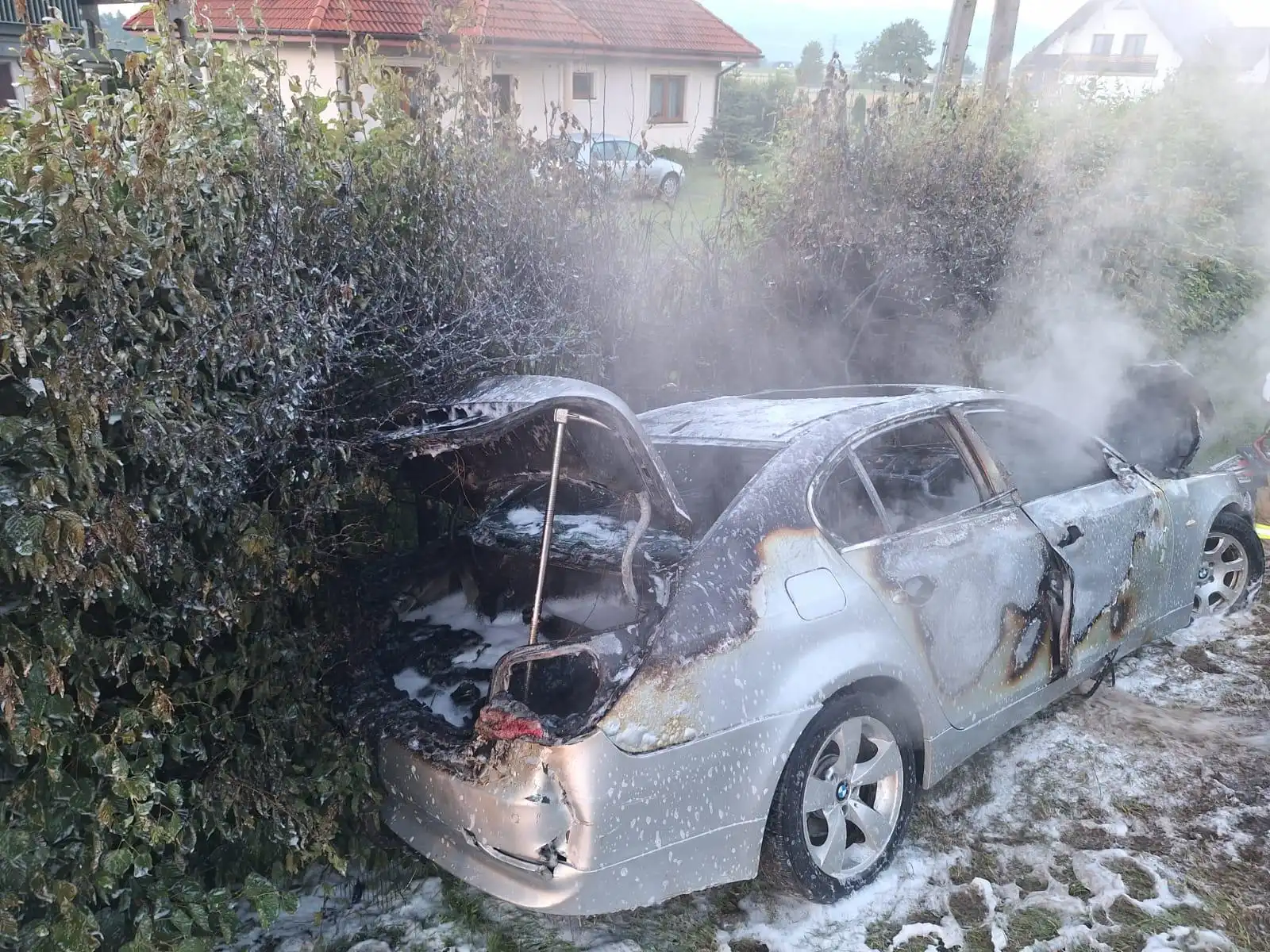 Brzezna: Strażacy gasili pożar samochodu osobowego