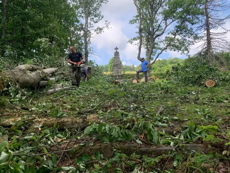 Funkcjonariusze KaOSG porządkowali cmentarze wojenne na ziemi gorlickiej