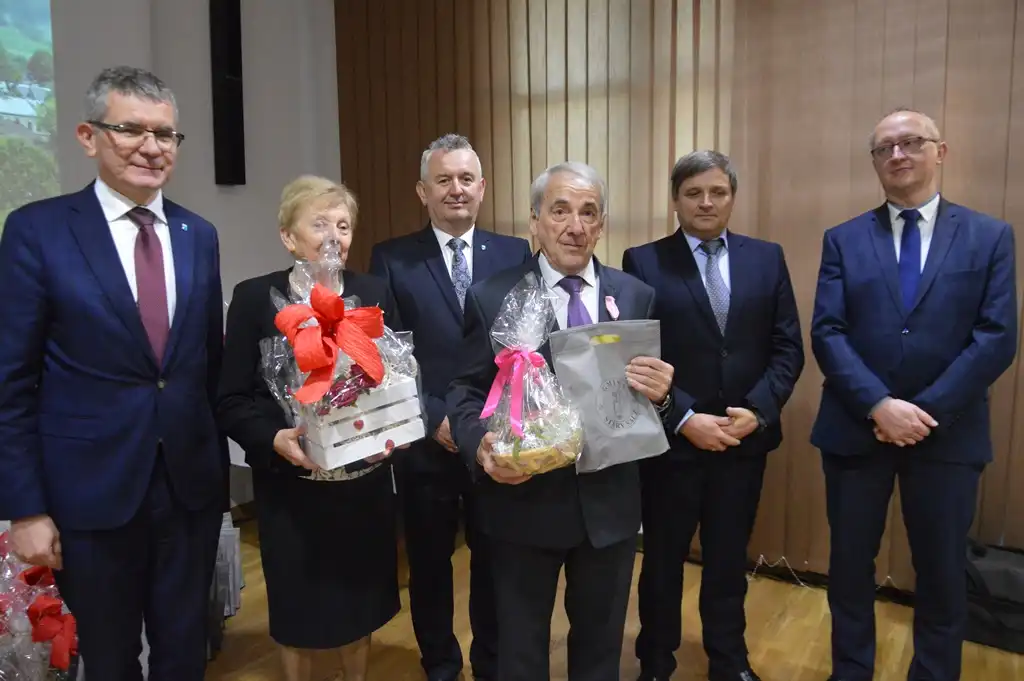 Małżeństwa z długoletnim stażem otrzymały medale od Prezydenta RP. Wśród nich pary z Gminy Stary Sącz