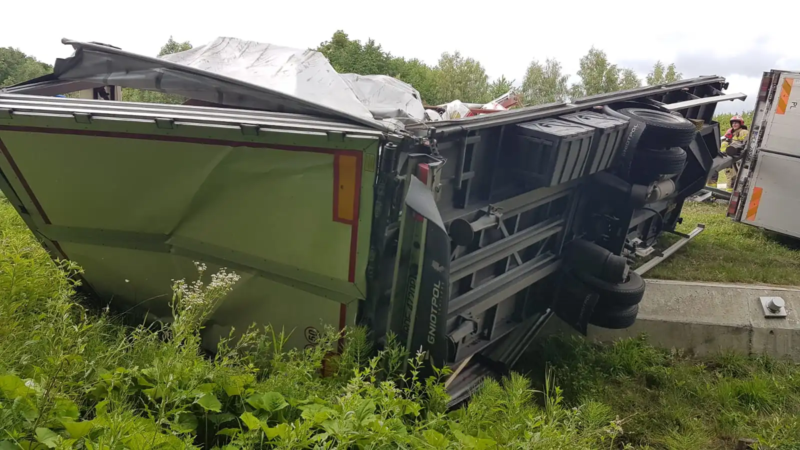 W Tęgoborzy ciężarówka z przyczepą wypadła z drogi