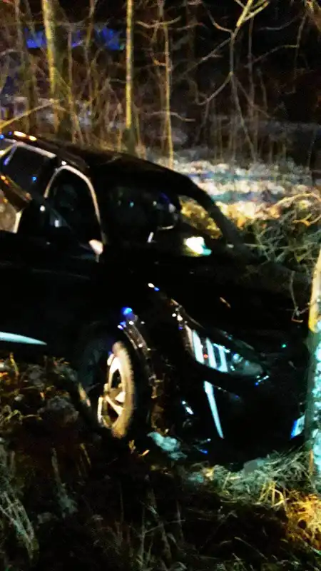 Koniuszowa. Samochód wypadł z drogi i uderzył w drzewo