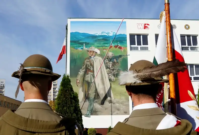 Uczniowie ZS im. Sybiraków w Nowym Sączu złożyli uroczyste ślubowanie. Podczas wydarzenia odsłonięto nowy mural