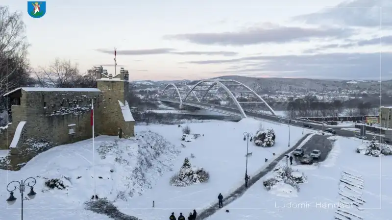 Uroczyste podniesienie flagi przy nowosądeckim Zamku