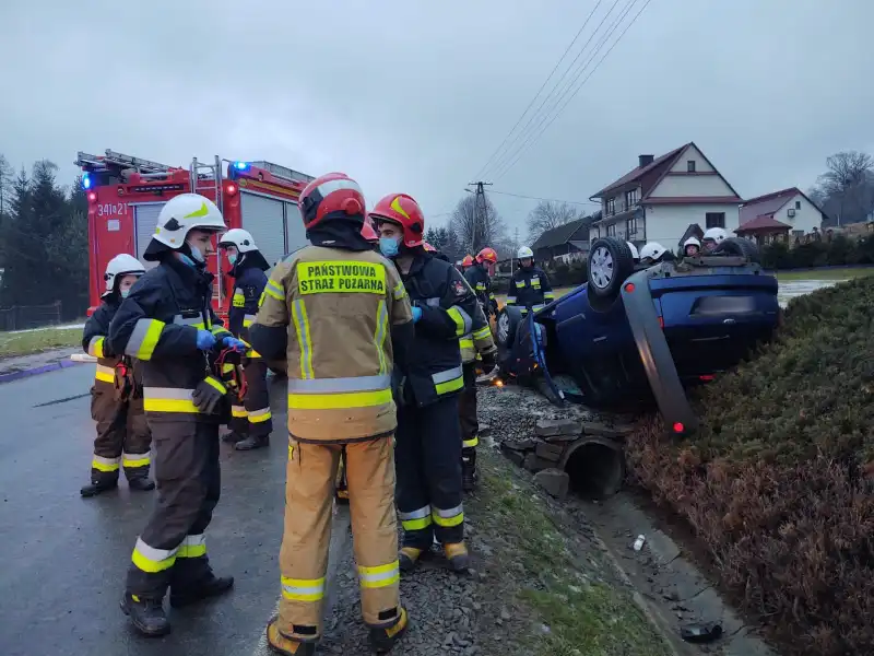 W Chomranicach dachował pojazd osobowy. Trzy osoby trafiły do szpitala