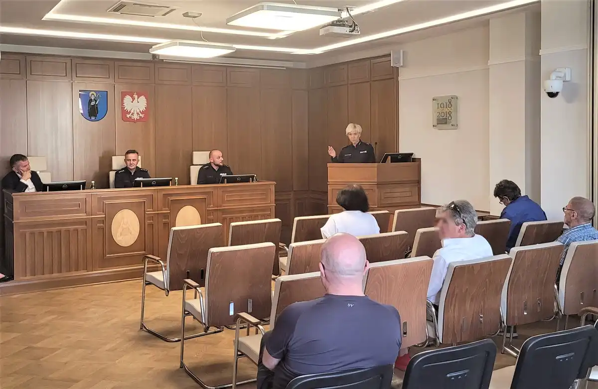 Policjanci spotkali się z mieszkańcami i samorządowcami miasta i gminy Stary Sącz
