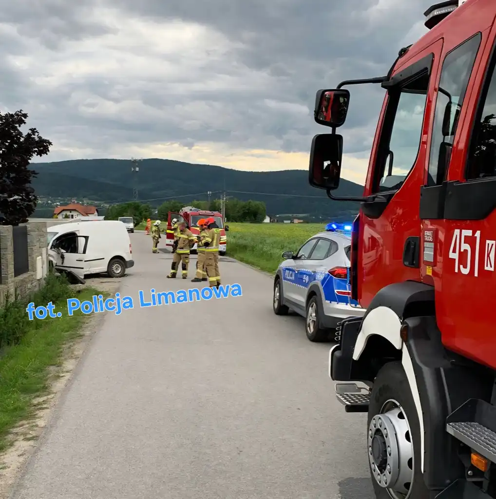 Wypadek w Słopnicach. Auto roztrzaskało się o betonowe ogrodzenie