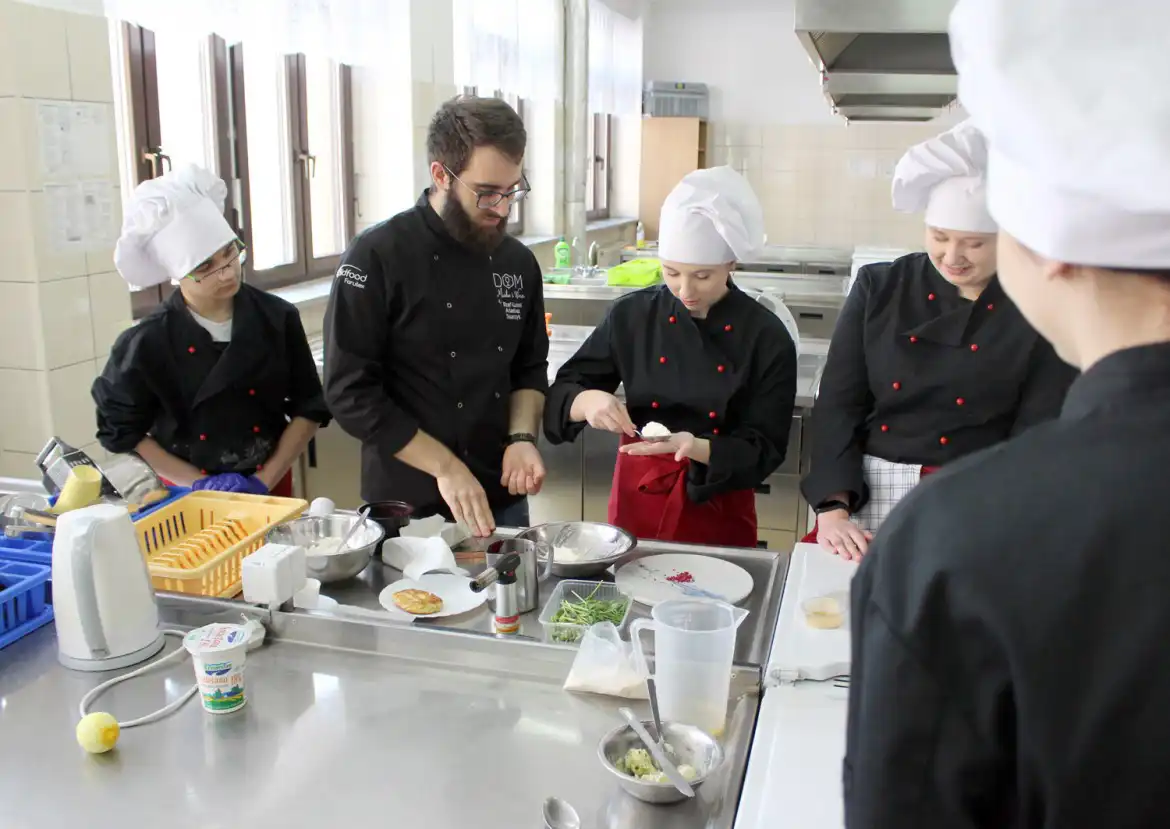 ZSP w Krynicy-Zdroju: Młodzi adepci gastronomii uczestniczyli w kulinarnym pokazie