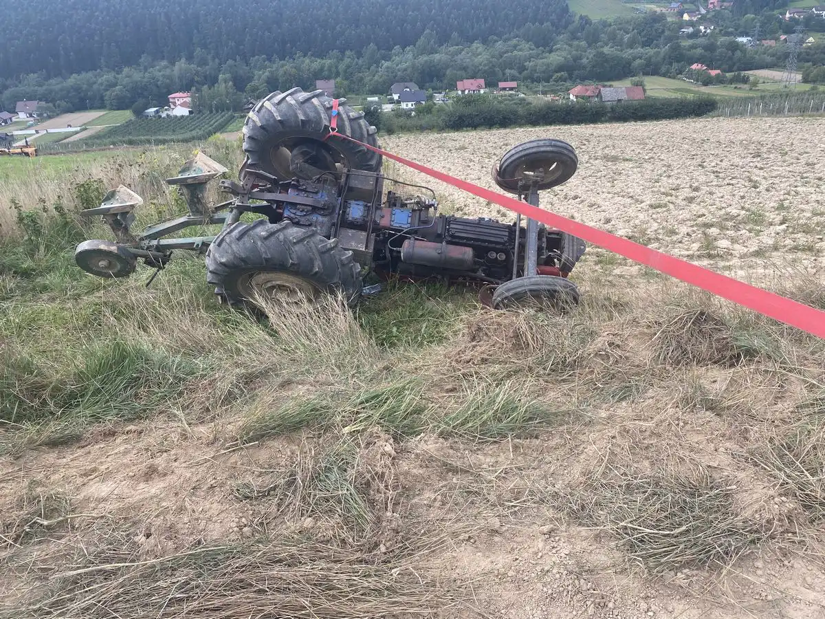 Naszacowice: wywrotka ciągnika rolniczego. Kierowca trafił do szpitala