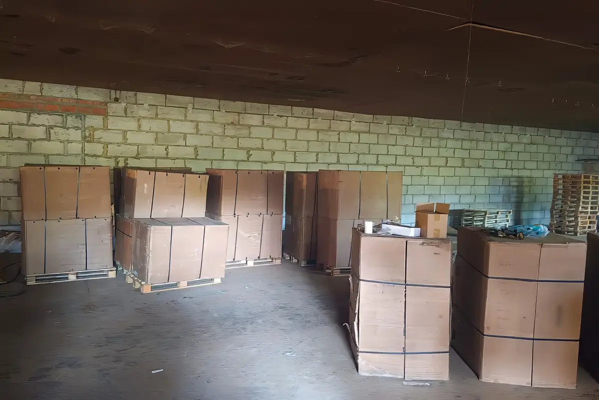 Nielegalna krajalnia działała w hali. Zabezpieczono ponad 7 ton tytoniu
