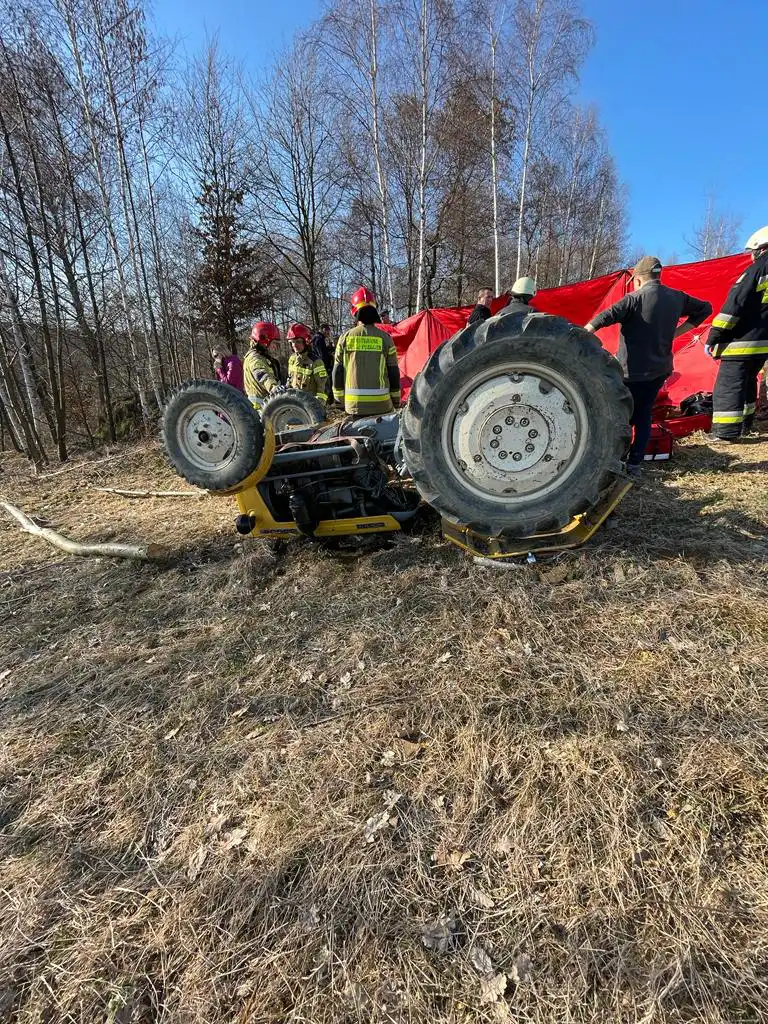 Wypadek w Jasiennej. Ciągnik rolniczy przygniótł mężczyznę