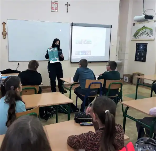 Jak bezpiecznie korzystać z internetu? Policjantki uczą najmłodszych