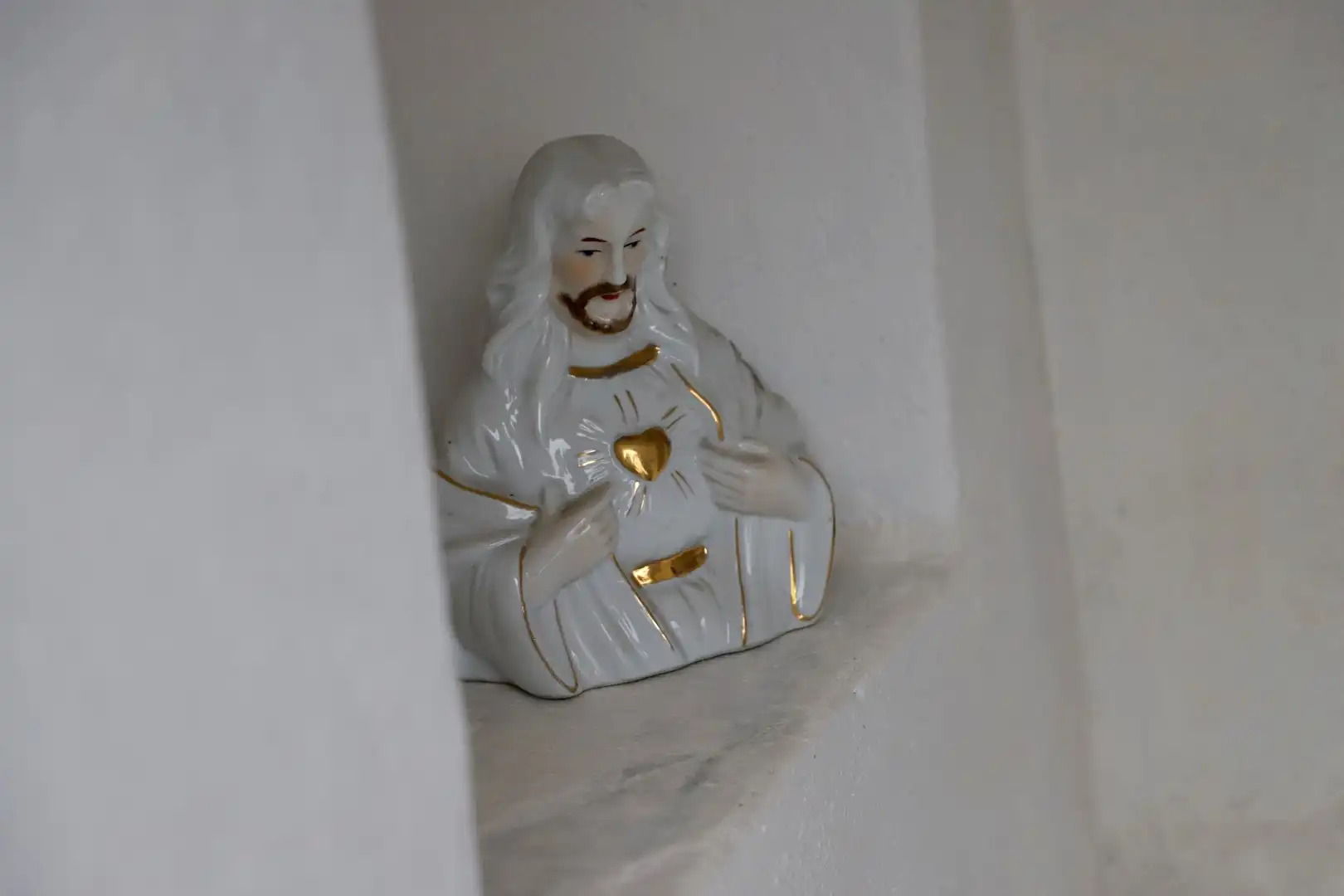 Zabytkowa kapliczka w Pisarzowej po remoncie