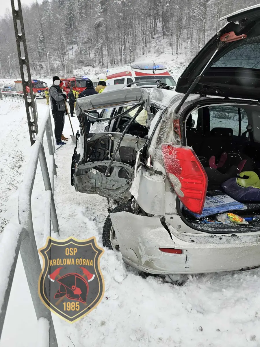 Wypadek w Królowej Polskiej. Samochód osobowy zderzył się z autobusem