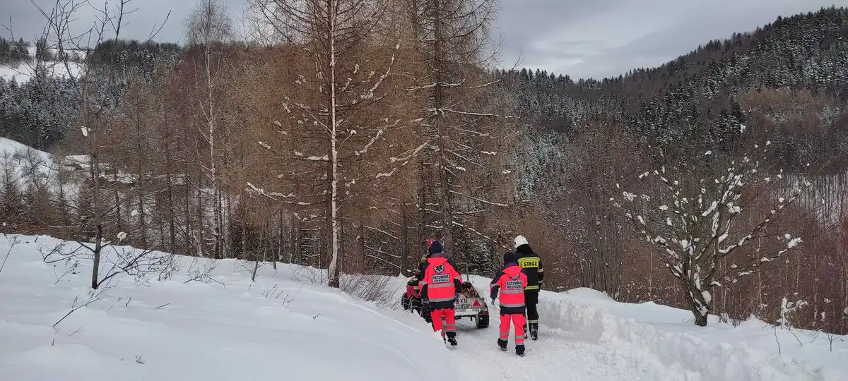 Obidza: Strażacy pomogli ratownikom medycznym w dotarciu do chorej kobiety