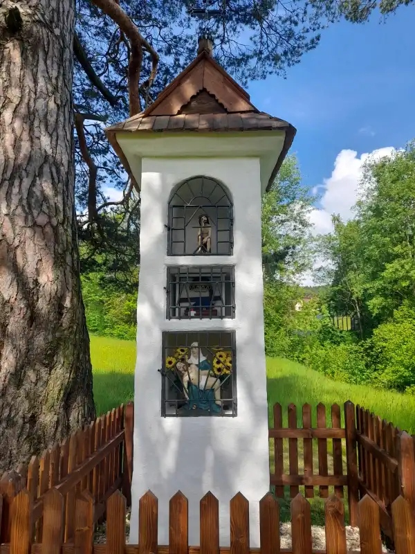 Kapliczka w Osiedlu Szczepanowo znów jaśnieje. Wspólnota Słopnic Górnych świętuje zakończenie renowacji